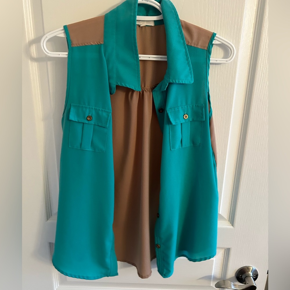 Two Toned Sleeveless Blouse